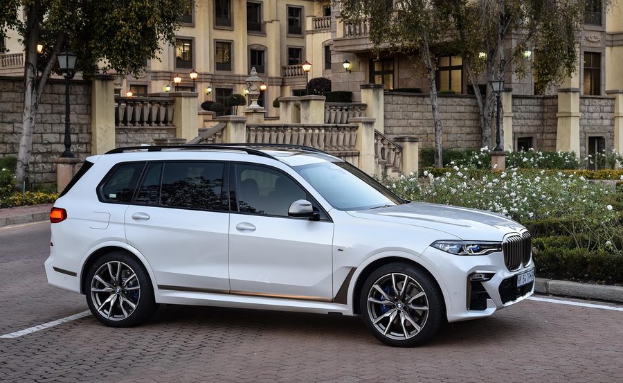 White BMW X7 M50d